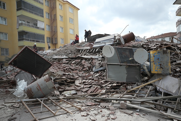 Foto - Malatya'da 5 katlı bina kendiliğinden yıkıldı