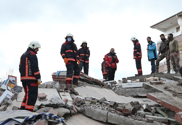 Foto - Malatya'da 5 katlı bina kendiliğinden yıkıldı