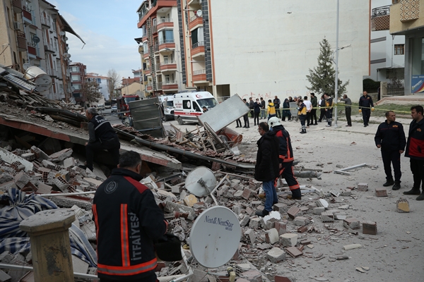 Foto - Malatya'da 5 katlı bina kendiliğinden yıkıldı
