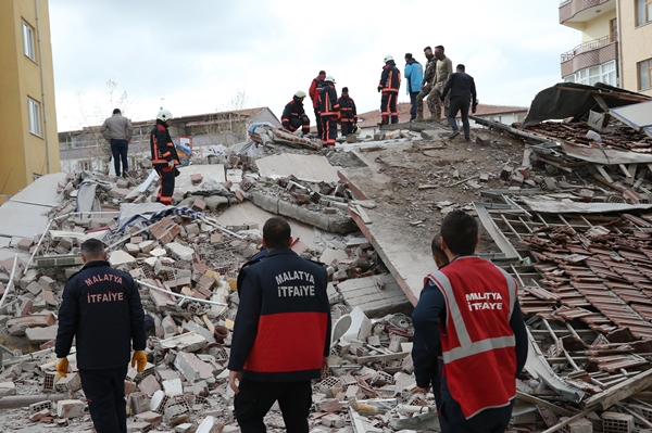 Malatya'da 5 katlı bina kendiliğinden yıkıldı