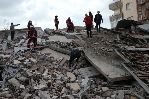 Foto - Malatya'da 5 katlı bina kendiliğinden yıkıldı