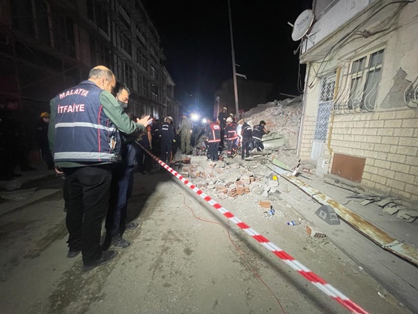 Foto - Malatya'da ağır hasarlı bina yıkıldı: 1 kişi enkaz altında