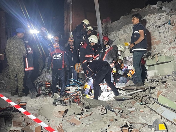 Foto - Malatya'da ağır hasarlı bina yıkıldı: 1 kişi enkaz altında