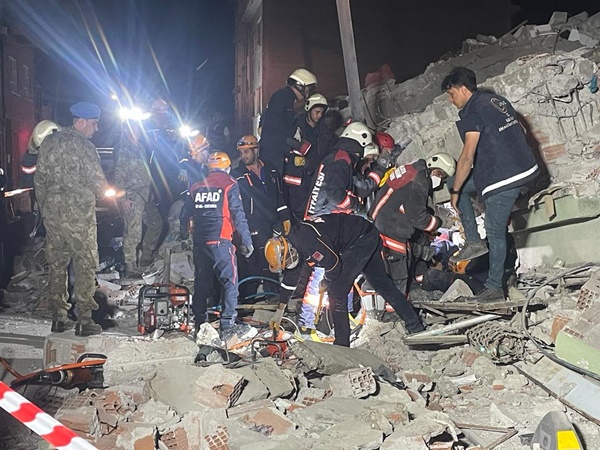 Foto - Malatya'da ağır hasarlı bina yıkıldı: 1 kişi enkaz altında