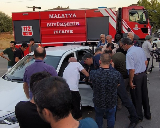  Malatya'da iki otomobilin karıştığı kaza
