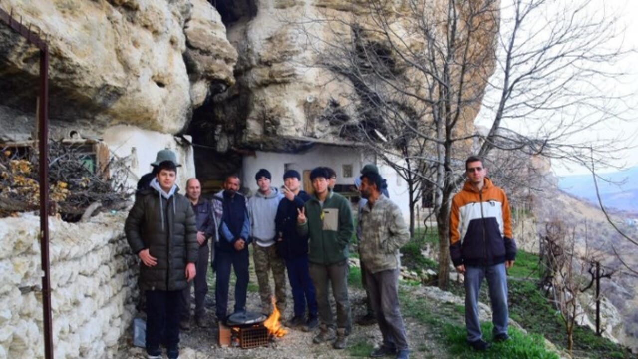 Malatya’da mağarada yaşıyordu! Hayatı Güney Kore'de belgesel oldu