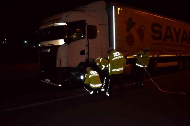 Foto - Malatya'da TIR otomobili biçti