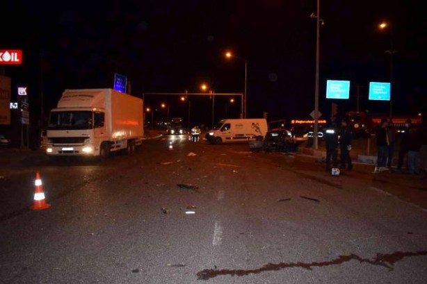 Foto - Malatya'da TIR otomobili biçti