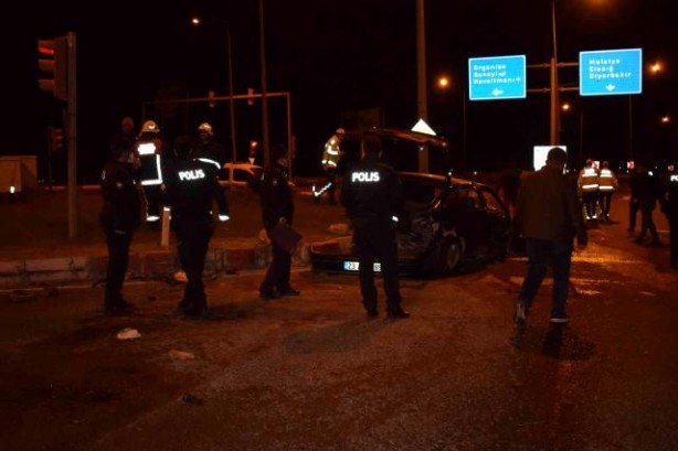 Malatya'da TIR otomobili biçti