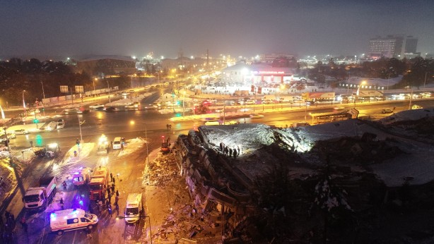 Malatya'da yaşlı çift enkaz altından 42 saat sonra kurtarıldı