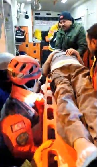 Foto - Malatya'da yaşlı çift enkaz altından 42 saat sonra kurtarıldı