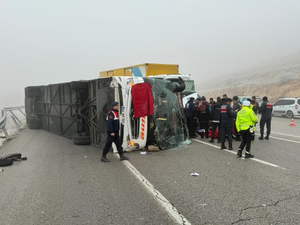 Foto - Malatya'da yolcu otobüsü devrildi: Ölü ve yaralılar var!