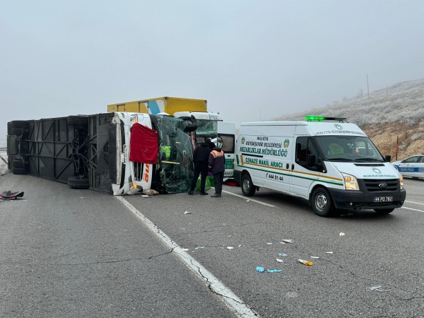 Foto - Malatya'da yolcu otobüsü devrildi: Ölü ve yaralılar var!