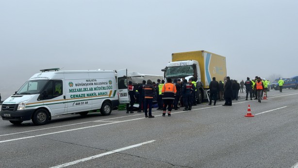 Foto - Malatya'da yolcu otobüsü devrildi: Ölü ve yaralılar var!