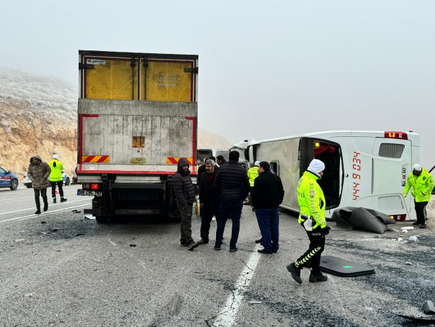 Malatya'da yolcu otobüsü devrildi: Ölü ve yaralılar var!