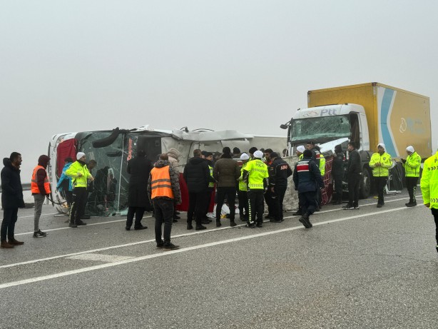 Foto - Malatya'da yolcu otobüsü devrildi: Ölü ve yaralılar var!