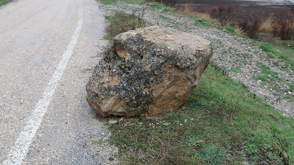 Foto - Malatya'da yürekler ağızlara geldi! Dev kayalar yollara düştü