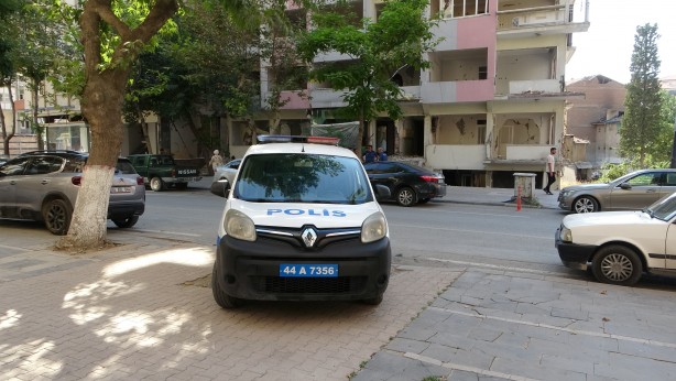 Foto - Malatya'daki ağır hasarlı binada korkunç kaza!