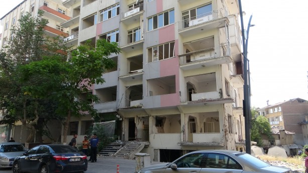 Foto - Malatya'daki ağır hasarlı binada korkunç kaza!