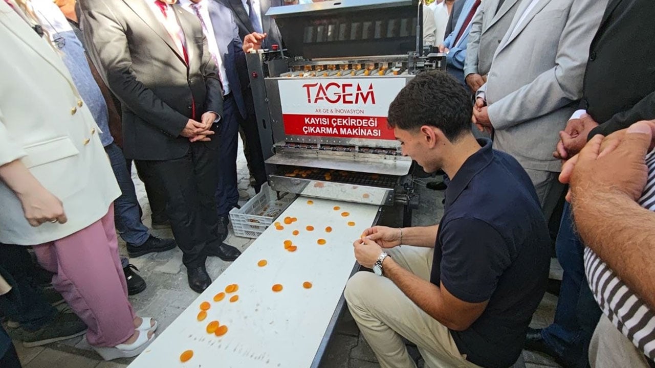 Malatyalılar bu makineyi çok sevecek! Karşınızda ‘Kayısı Patik Makinesi’: Tek başına günde 2 ton üretiyor..