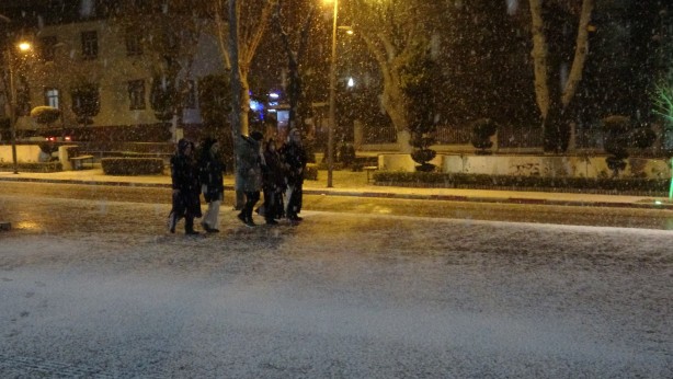 Foto - Malatya’ya mevsimin ilk karı düştü! Vatandaşlar kendini dışarı attı