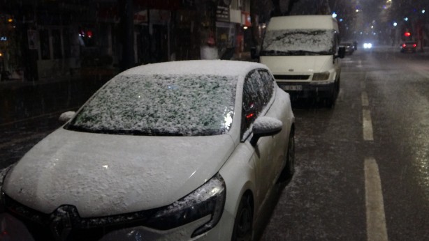 Foto - Malatya’ya mevsimin ilk karı düştü! Vatandaşlar kendini dışarı attı