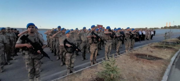 Foto - Malazgirt'te şehit Binbaşı Arslan Kulaksız, şehadetinin 7. yılında anıldı
