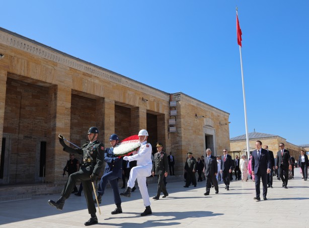 Foto - Malezya Kralı Sultan Abdullah Şah, Anıtkabir'i ziyaret etti