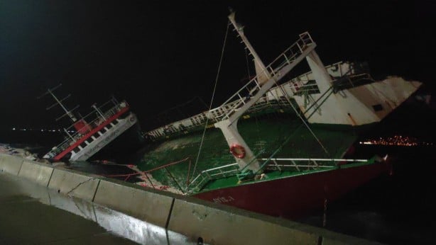 Maltepe'de karaya oturan gemi batmaya başladı!