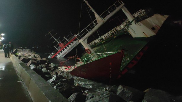 Foto - Maltepe'de karaya oturan gemi batmaya başladı!