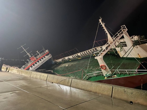 Foto - Maltepe'de karaya oturan gemi batmaya başladı!