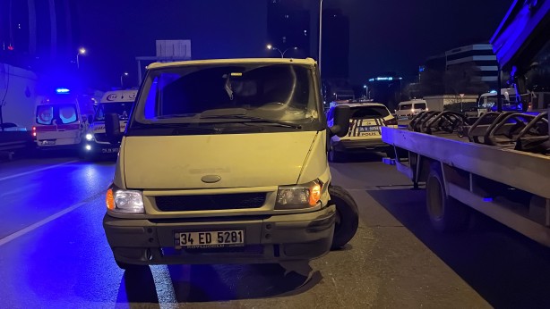 Foto - Maltepe'de minibüse çarpan otomobildeki 4 kişi yaralandı