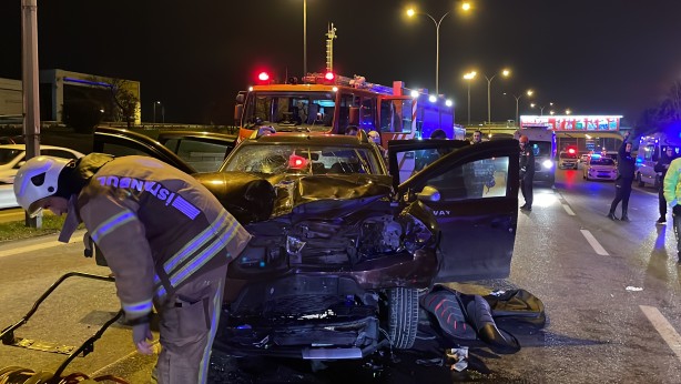 Foto - Maltepe'de minibüse çarpan otomobildeki 4 kişi yaralandı