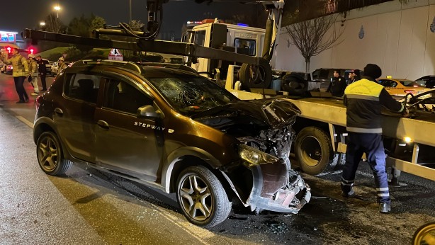 Maltepe'de minibüse çarpan otomobildeki 4 kişi yaralandı