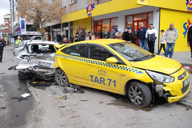 Foto - Maltepe'de zincirleme trafik kazası