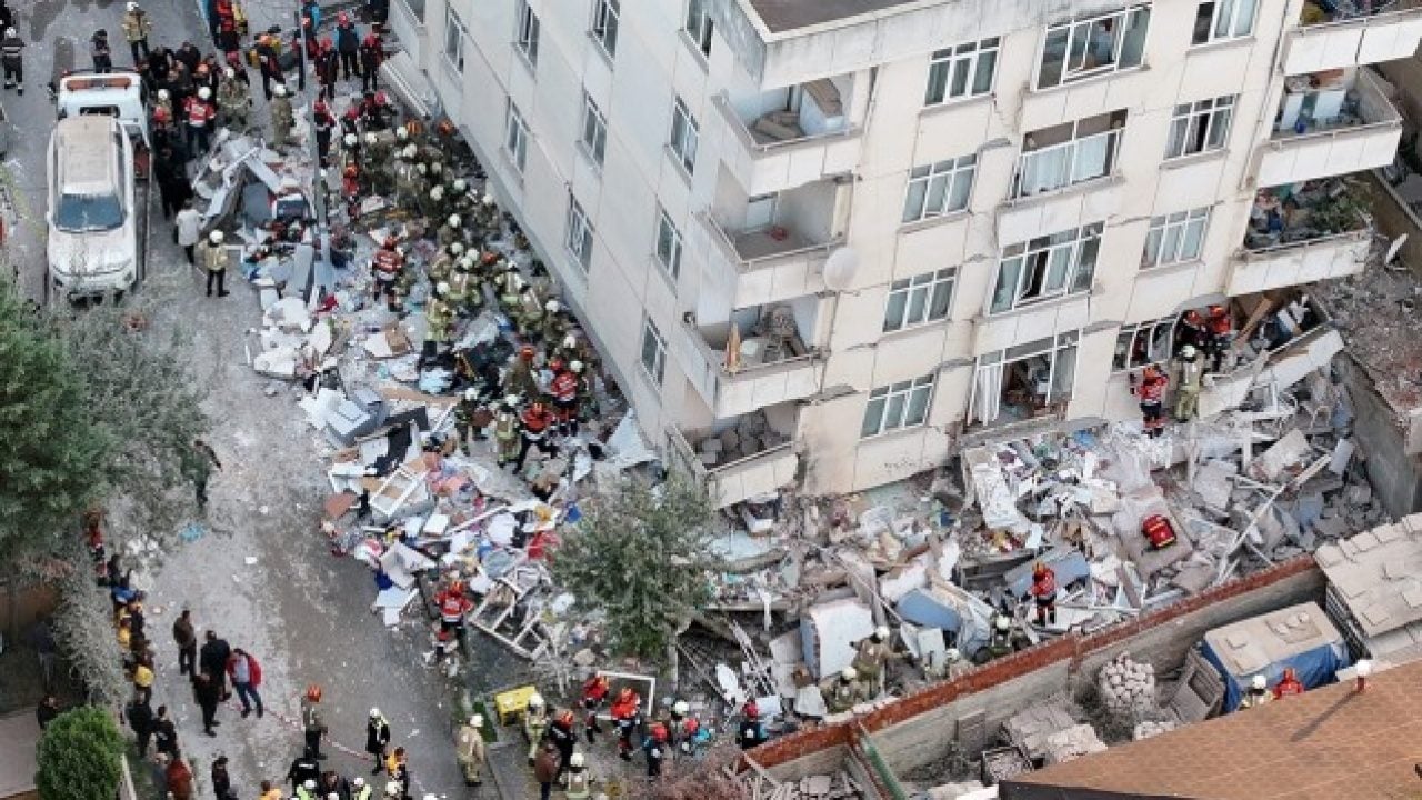 Foto - Maltepe’deki çöken binadan kurtarılanlar konuştu: Binamız çatlaktı, çatır çatır sesler duyuluyordu