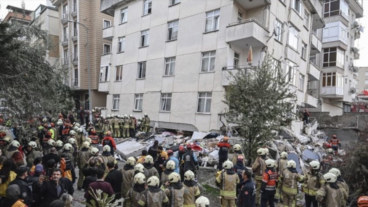 Foto - Maltepe’deki çöken binadan kurtarılanlar konuştu: Binamız çatlaktı, çatır çatır sesler duyuluyordu