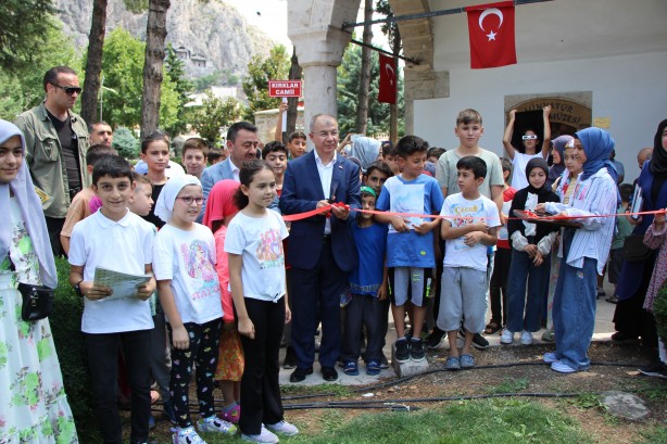 Foto - Malum medyaya malzeme çıktı Eyvah tehlikeye bak tehlikeye! Çocuklar cami bahçesinde kitap okuyorlar