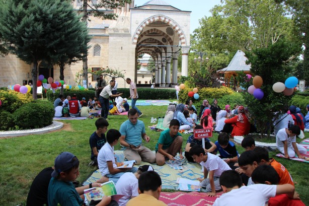 Malum medyaya malzeme çıktı Eyvah tehlikeye bak tehlikeye! Çocuklar cami bahçesinde kitap okuyorlar