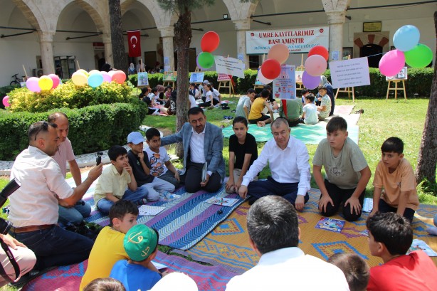 Foto - Malum medyaya malzeme çıktı Eyvah tehlikeye bak tehlikeye! Çocuklar cami bahçesinde kitap okuyorlar