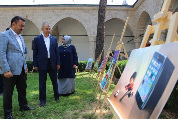 Foto - Malum medyaya malzeme çıktı Eyvah tehlikeye bak tehlikeye! Çocuklar cami bahçesinde kitap okuyorlar