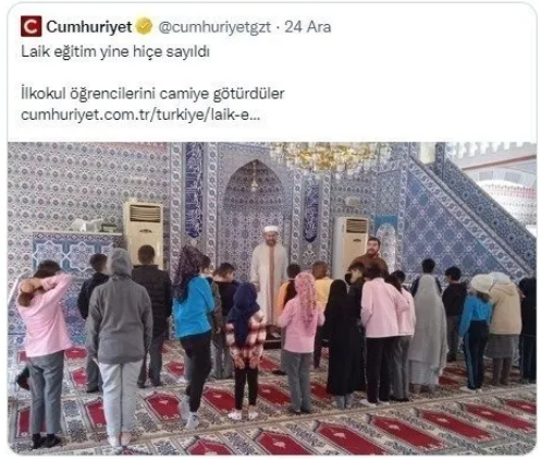 Foto - Malum medyaya malzeme çıktı Eyvah tehlikeye bak tehlikeye! Çocuklar cami bahçesinde kitap okuyorlar