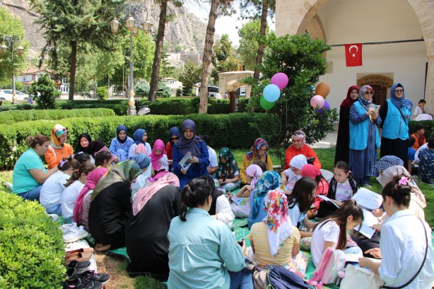 Foto - Malum medyaya malzeme çıktı Eyvah tehlikeye bak tehlikeye! Çocuklar cami bahçesinde kitap okuyorlar