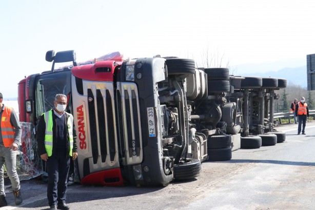 Foto - Malzeme yüklü TIR devrildi! İşte korkunç anlar