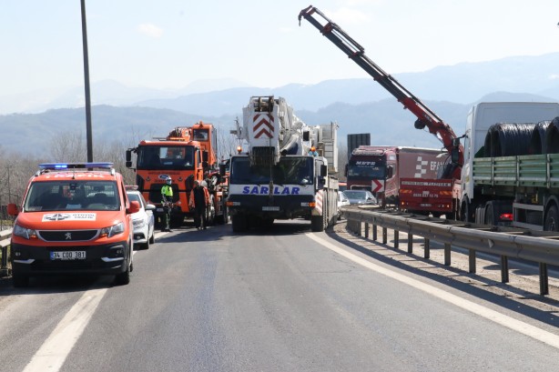 Foto - Malzeme yüklü TIR devrildi! İşte korkunç anlar