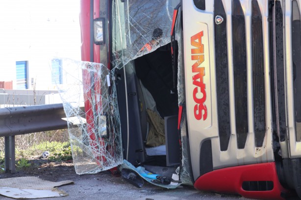 Foto - Malzeme yüklü TIR devrildi! İşte korkunç anlar