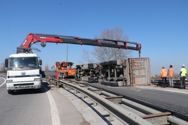 Malzeme yüklü TIR devrildi! İşte korkunç anlar