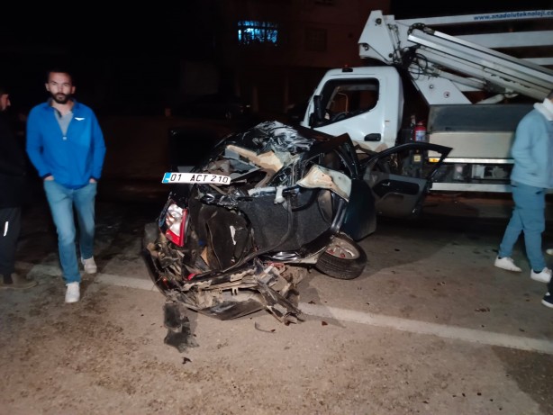 Foto - Manevra yapan otomobil vinç ile birbirine girdi