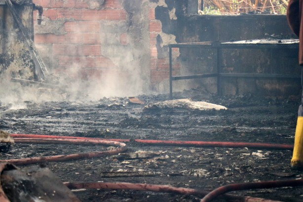 Foto - Mangal kömürü üretim tesisi alev alev yandı