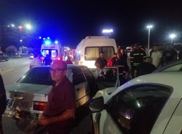 Manisa'da 4 araçlı zincirleme trafik kazası